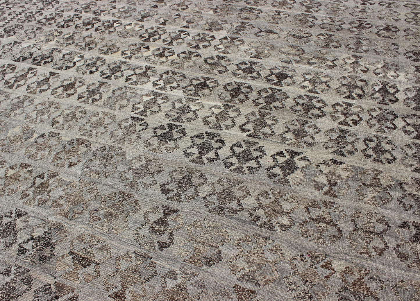 Large Kilim Flat weave Rug in Shades of Gray, Silver, silver blue and Charcoal. Modern Kilim for modern and casual interiors. Keivan Woven Arts, Rug/ABT - 8122742, Afghan Kilim Rug in dark gray, silver and gray, origin/ Afghanistan Circa / 2010 ... - Keivan Woven ArtsABT - 8122742 - 8477Rug