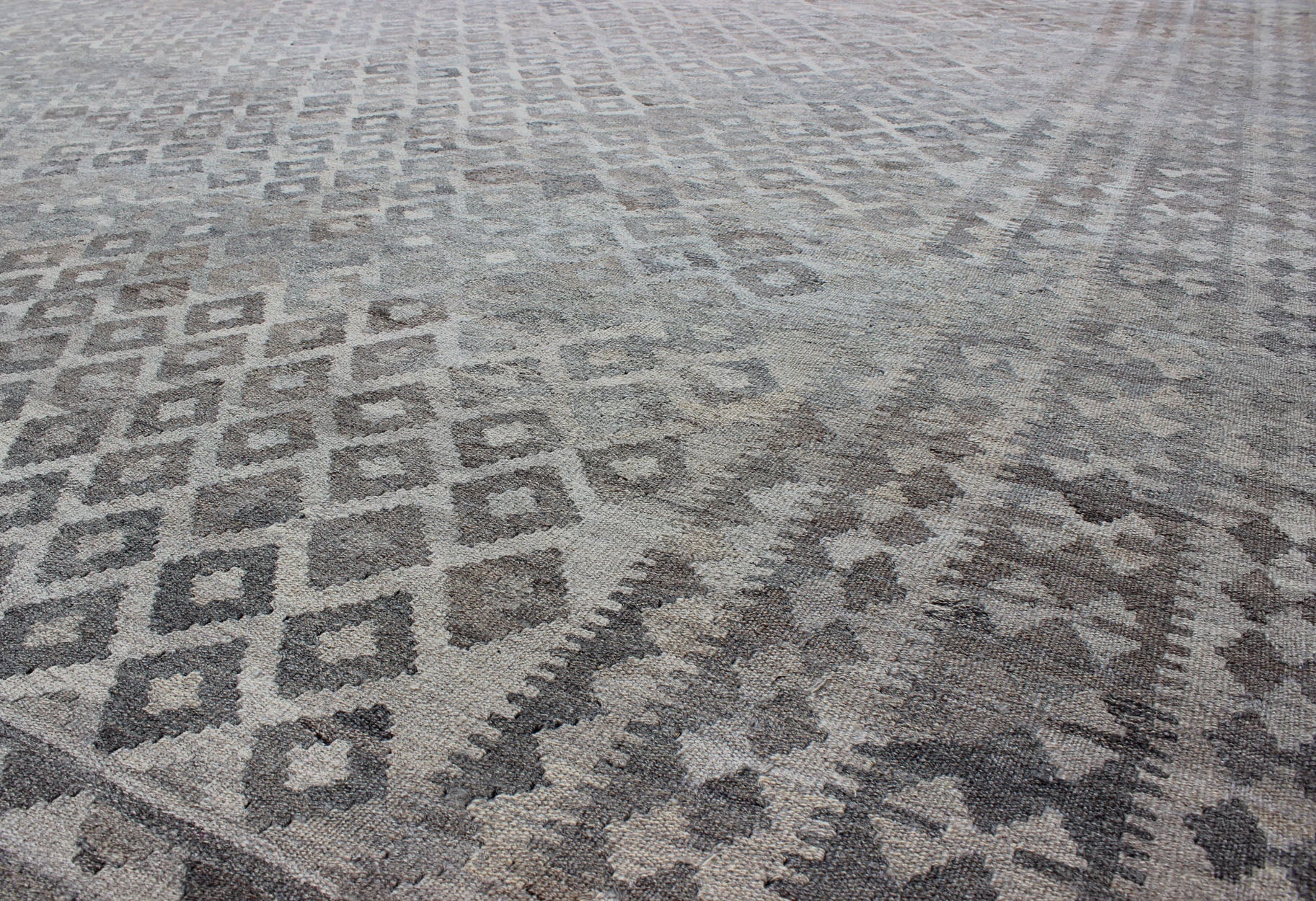 Keivan Woven Arts, Abt - 8132330, Afghan Kilim Rug - Versatile and natural color - tone flat - weave Kilim for a Modern or Classic design Flat - weave Kilim rug with natural tones, rug ABT - 8132330, country of origin / type: Afghanistan / Kilim Thi... - Keivan Woven ArtsABT - 8132330 - 8481Rug