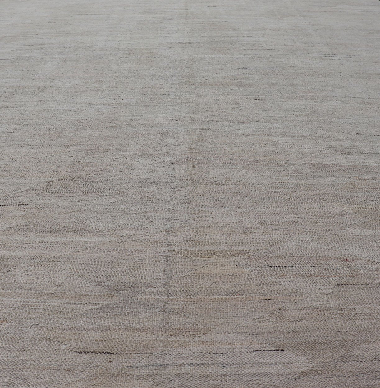 Large Modern Kilim in Neutral Cream with Free Flowing Design. Flat - weave Kilim rug with modern design in shades of cream, rug AFG - 27610, country of origin / type: Afghanistan / Kilim This subtle piece features an all - over free flowing d... - Keivan Woven ArtsAFG - 27610 - 13966Rug