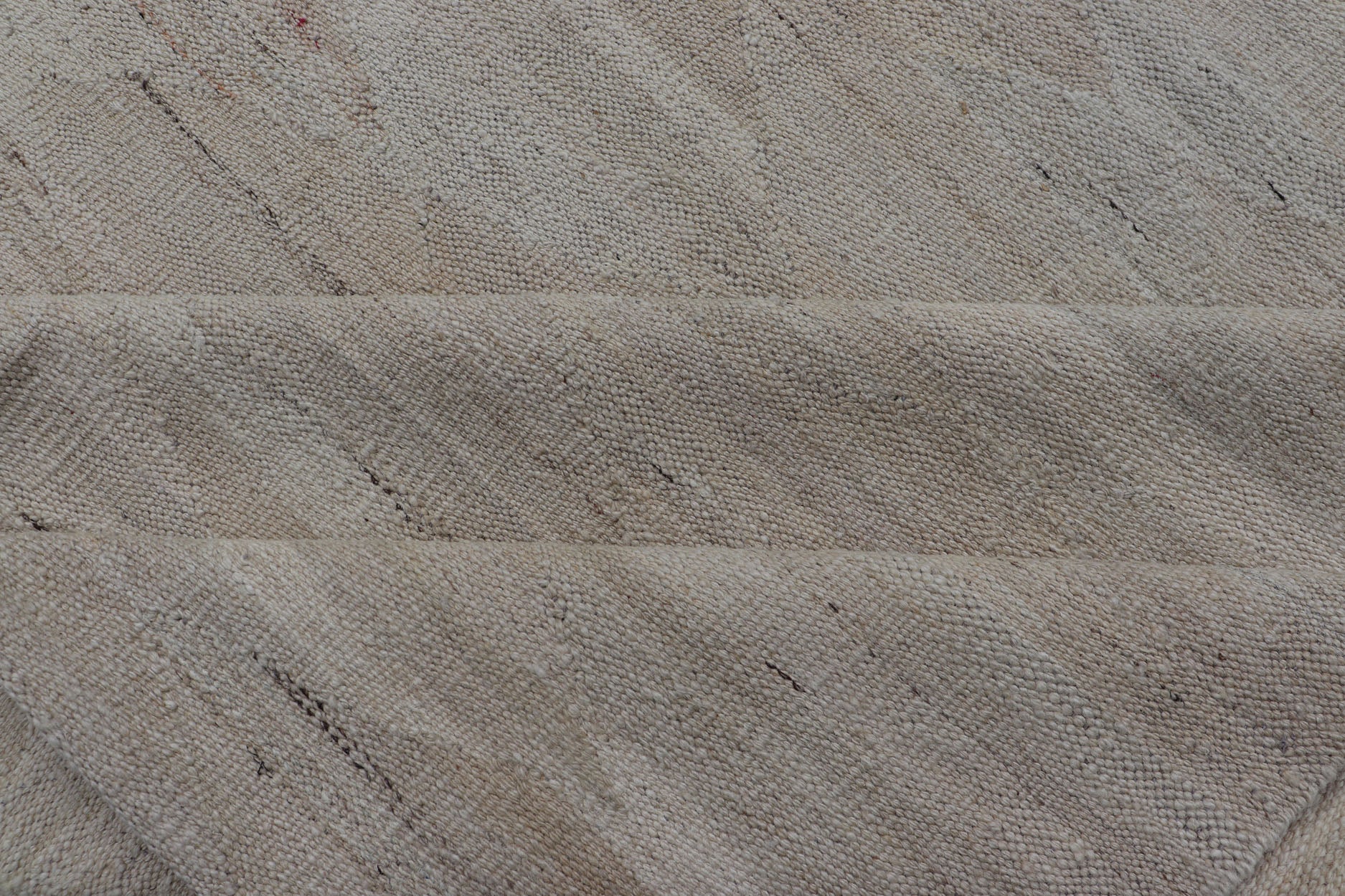 Large Modern Kilim in Neutral Cream with Free Flowing Design. Flat - weave Kilim rug with modern design in shades of cream, rug AFG - 27610, country of origin / type: Afghanistan / Kilim This subtle piece features an all - over free flowing d... - Keivan Woven ArtsAFG - 27610 - 13966Rug
