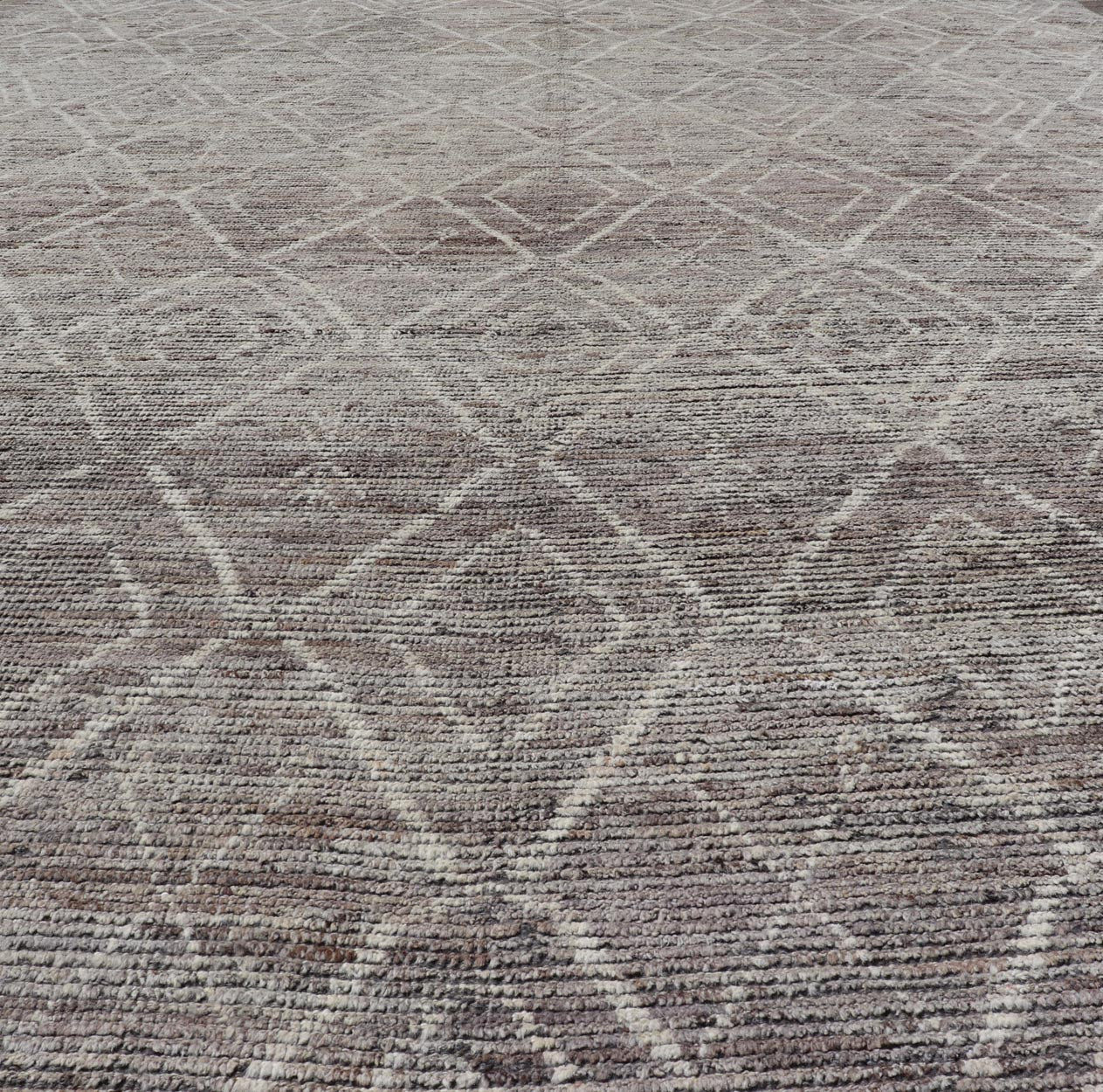 Modern Causal Contemporary Rug in Moroccan Design in Variegated Gray and Cream This modern casual rug has been hand - knotted. The rug features a geometric Moroccan diamond design, replete with various motifs gray and earthy tones; making this ru... - Keivan Woven ArtsAFG - 39771 - 19364Rug