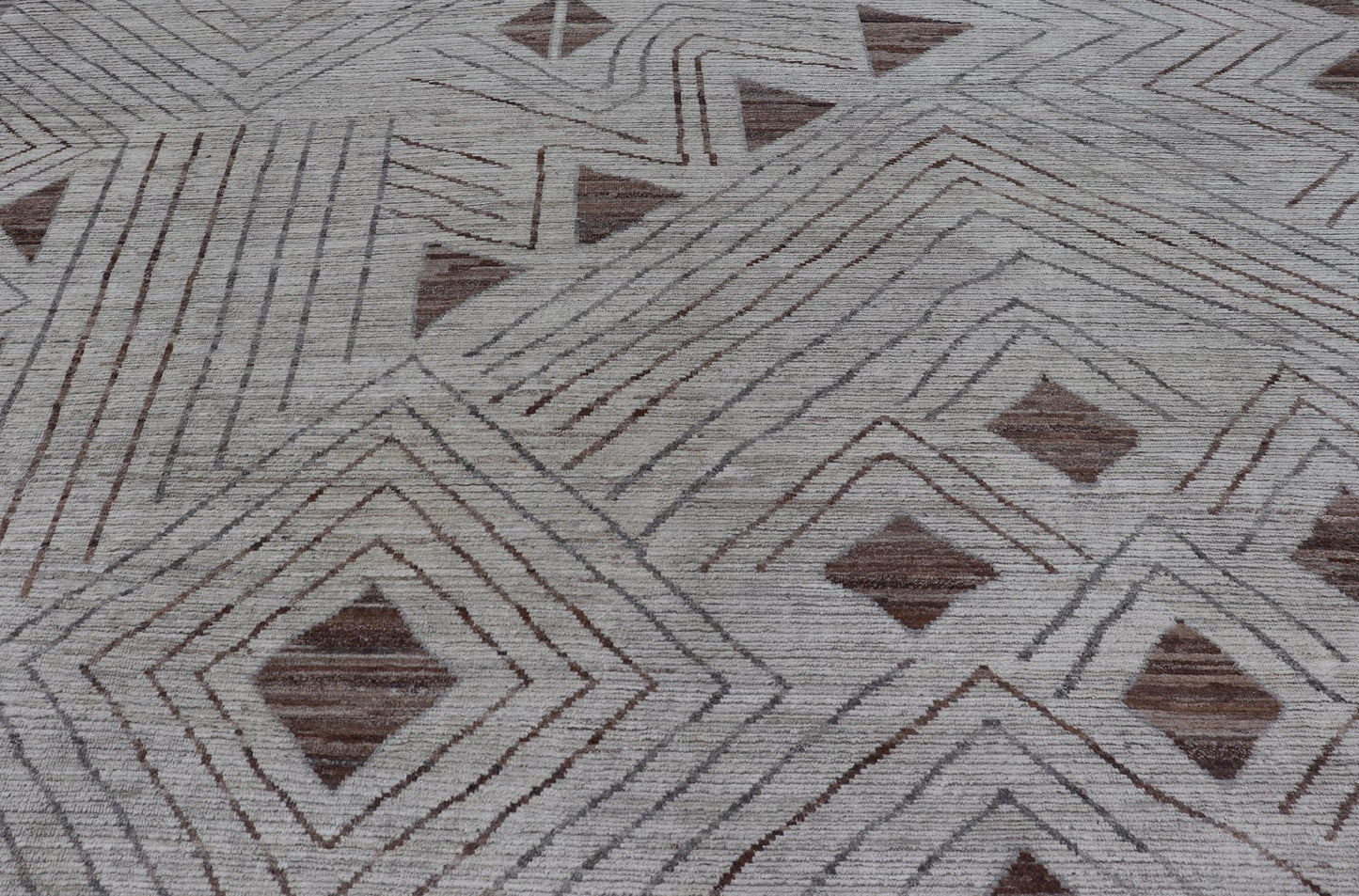 Fine Modern Rug in White & Light Brown Tones with Abstract & Geometric Design. Hand Knotted Modern Casual Sub - Geometric Tribal Design in Neutral Tones. Country of Origin: Afghanistan Keivan Woven Arts; AFG - 58215 Type: Modern Casual Design: Abstr... - Keivan Woven ArtsAFG - 58215 - 21547Rug