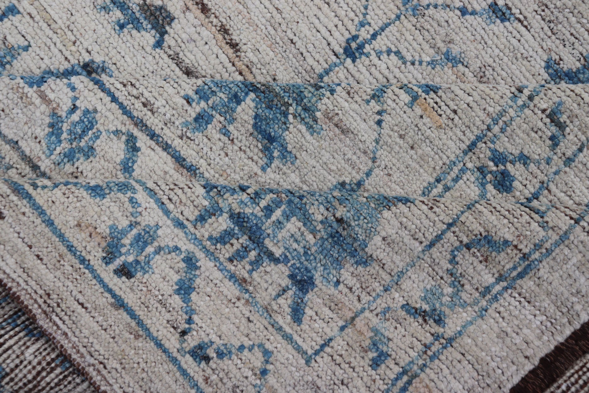 Measures: 9'5 x 12'1 Keivan Woven Arts Modern Oushak rug in light blue and off white. Keivan Woven Arts / rug AFGC - 39485 Early 21st Century. This Keiva Woven Arts Oushak design rug has been made with light blue and off white colors. This is... - Keivan Woven ArtsAFGC - 39485 - 18311Rug