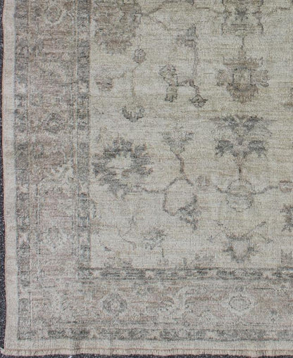 Angora Oushak Turkish Rug By Keivan Woven Arts. rug AN - 125737, Keivan Woven Arts / country of origin / type: Turkey / Angora Oushak. Measures: 6'0 x 8'7 - Keivan Woven ArtsAN - 125737 - 7649Rug