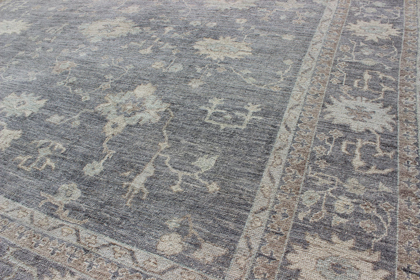 Angora Keivan Woven Arts Oushak Turkish Rug in Shades of Gray and Cream. Keivan Woven Arts rug AN - 126253, country of origin / type: Turkey / Angora Oushak. Measures: 12'5 x 14'7 From our Angora collection, this piece is made with a combination o... - Keivan Woven ArtsAN - 126253 - 7791Rug
