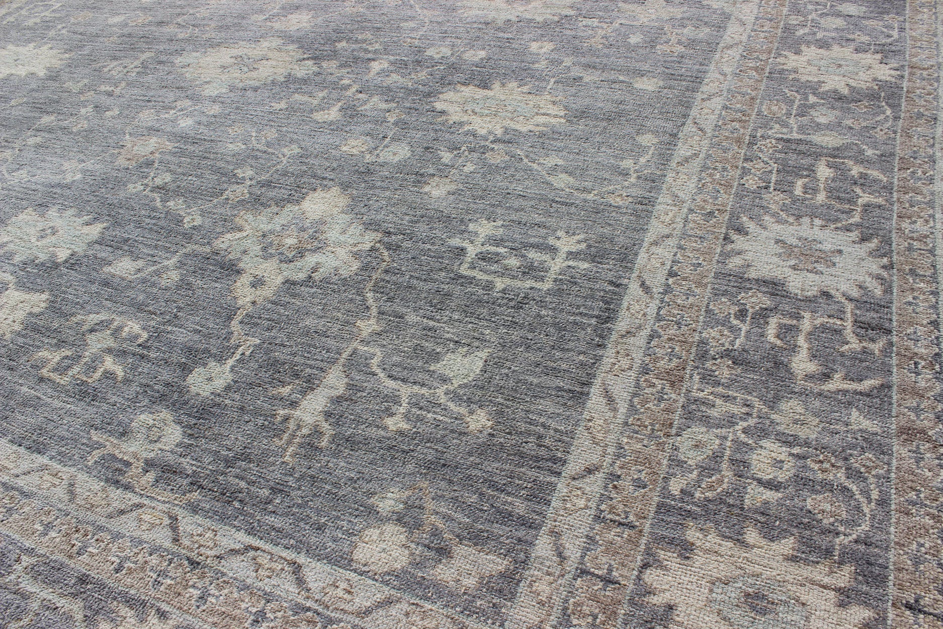 Angora Keivan Woven Arts Oushak Turkish Rug in Shades of Gray and Cream. Keivan Woven Arts rug AN - 126253, country of origin / type: Turkey / Angora Oushak. Measures: 12'5 x 14'7 From our Angora collection, this piece is made with a combination o... - Keivan Woven ArtsAN - 126253 - 7791Rug