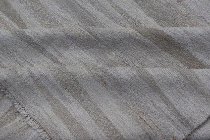 Modern Turkish Flat - Weave with Modern Design in White and Neutral Tones. Keivan Woven Arts / rug AN - 152611 country of origin / type: Turkey / Kilim, circa Early 21th century Measures: 11'2 x 14'1 This flat - weave Kilim from Turkey in white an... - Keivan Woven ArtsAN - 152611 - 24727Rug