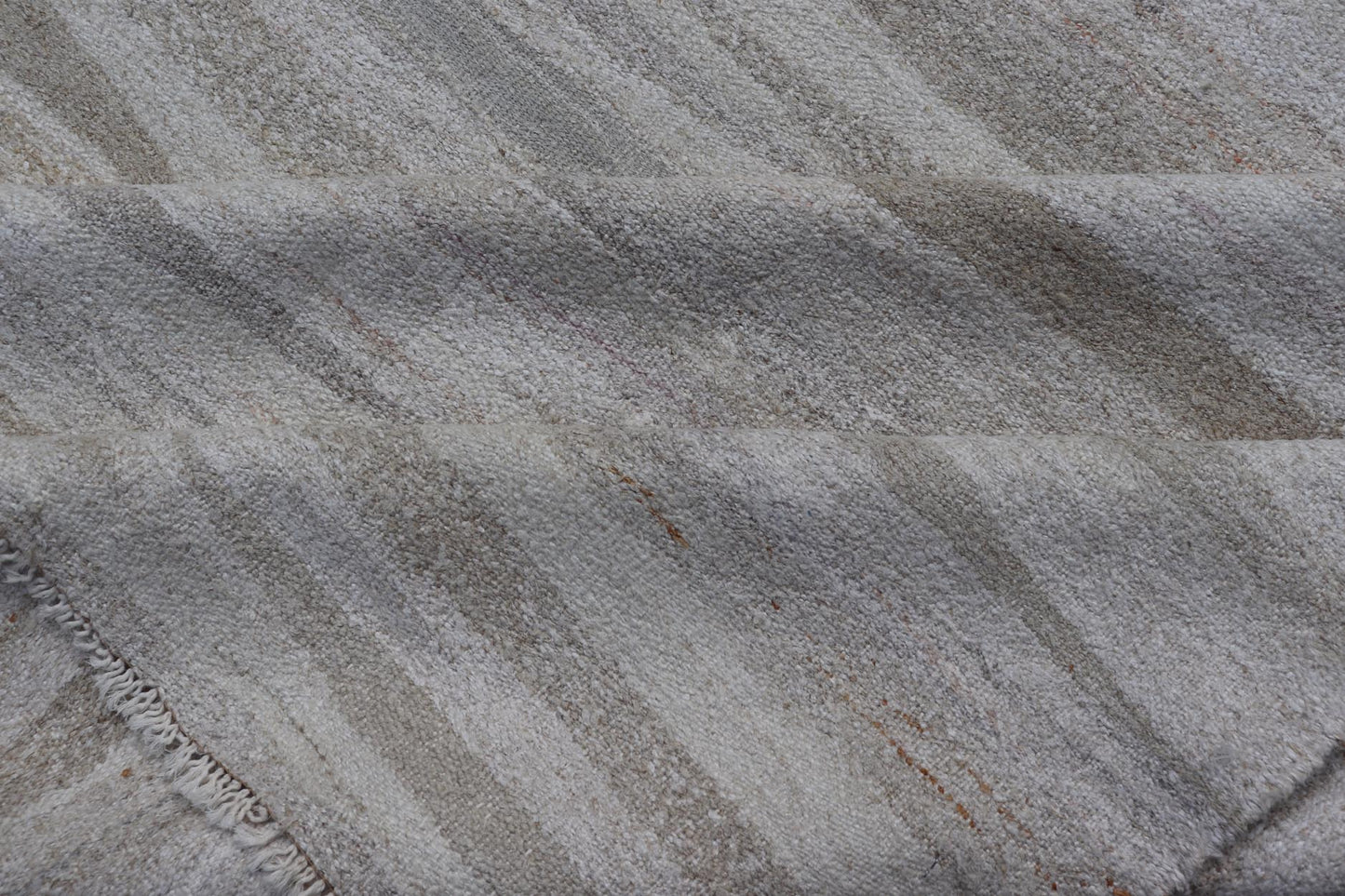 Modern Turkish Flat - Weave with Modern Design in White and Neutral Tones. Keivan Woven Arts / rug AN - 152611 country of origin / type: Turkey / Kilim, circa Early 21th century Measures: 11'2 x 14'1 This flat - weave Kilim from Turkey in white an... - Keivan Woven ArtsAN - 152611 - 24727