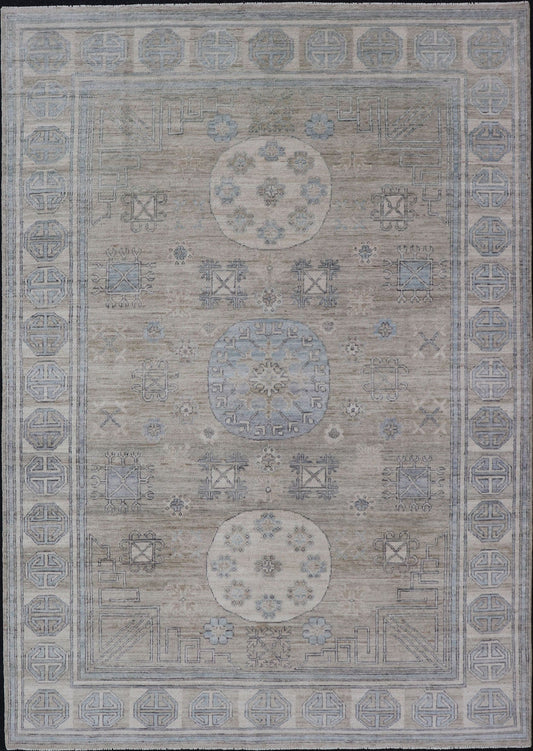 Measures: 6'0 x 9'1 Khotan Design Rug with Circular Medallion in Light Green, Light Blue, and Cream. Keivan Woven Arts , rug/AWR - 12172 country of origin / type: Afghanistan / Khotan. This Khotan features a geometric all - over design flanked b... - Keivan Woven ArtsAWR - 12172 - 23217