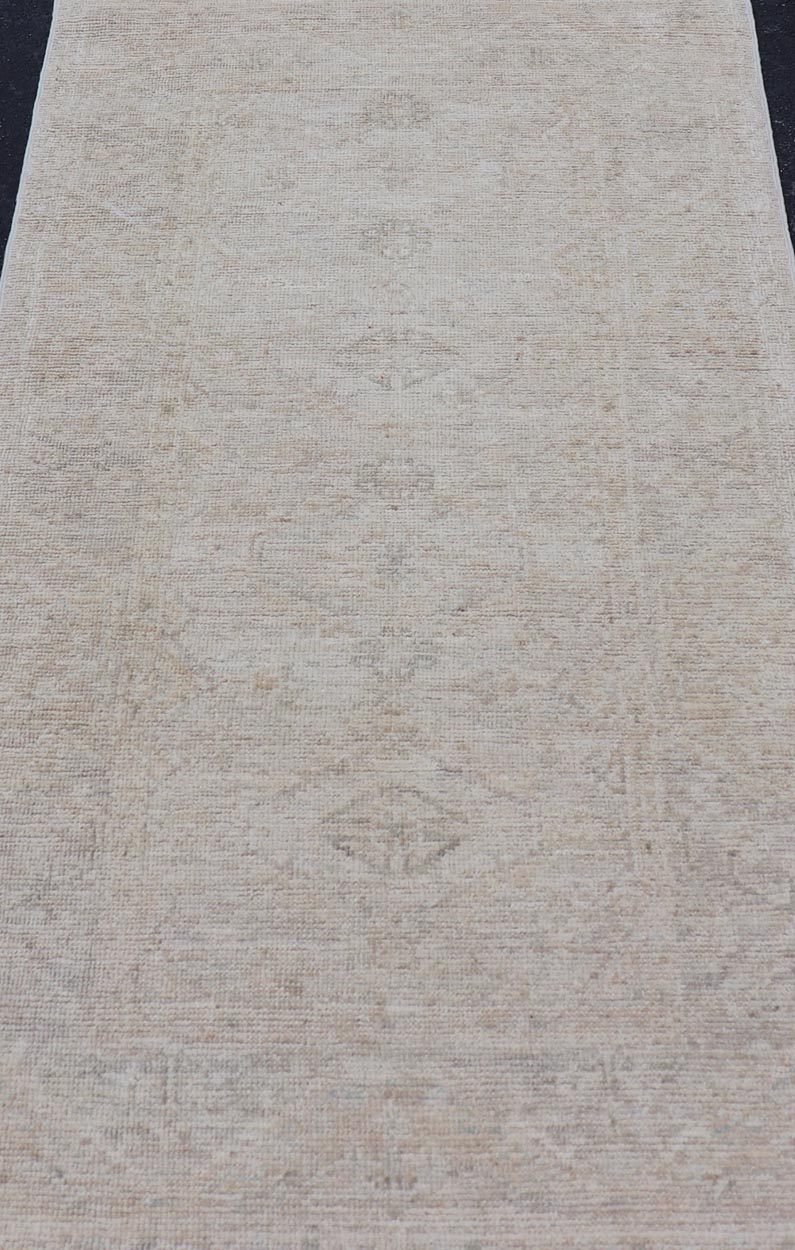 Modern Oushak in Light Gray Background & Blue with All - Over Medallion Motif. Country of Origin: Afghanistan; Type: Oushak; Design: Medallion, Tribal Medallion, All - Over; Keivan Woven Arts: rug AWR - 16786. 21st century. Measures: 2'10 x 5'4 - Keivan Woven ArtsAWR - 16786 - 24450Rugs
