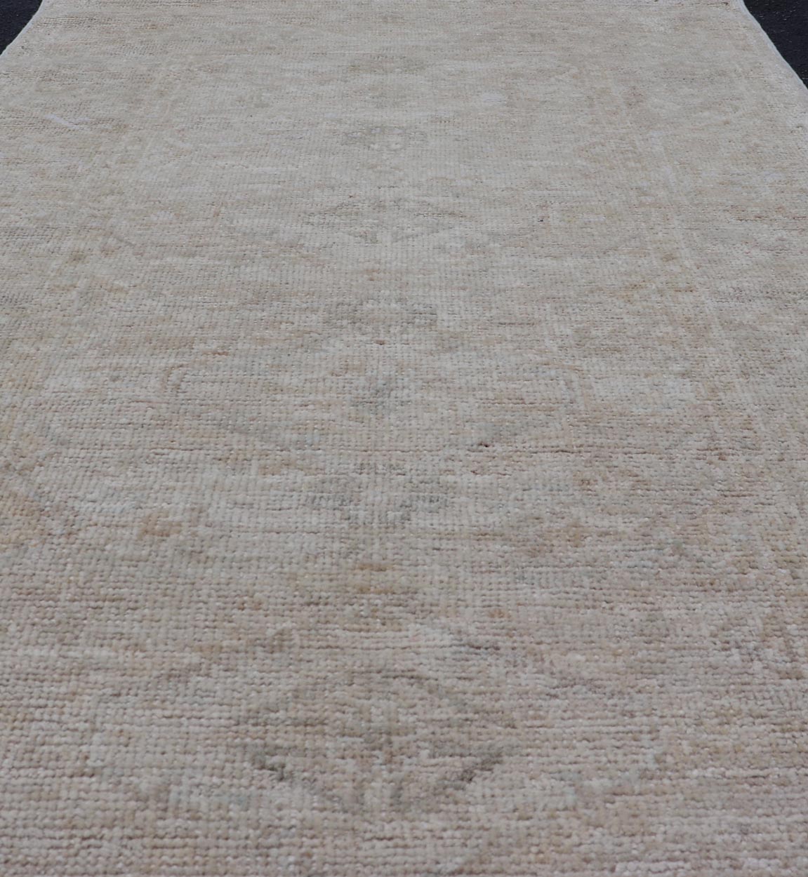 Modern Oushak in Light Gray Background & Blue with All - Over Medallion Motif. Country of Origin: Afghanistan; Type: Oushak; Design: Medallion, Tribal Medallion, All - Over; Keivan Woven Arts: rug AWR - 16786. 21st century. Measures: 2'10 x 5'4 - Keivan Woven ArtsAWR - 16786 - 24450Rugs