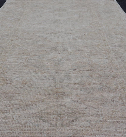 Modern Oushak in Light Gray Background & Blue with All - Over Medallion Motif. Country of Origin: Afghanistan; Type: Oushak; Design: Medallion, Tribal Medallion, All - Over; Keivan Woven Arts: rug AWR - 16786. 21st century. Measures: 2'10 x 5'4 - Keivan Woven ArtsAWR - 16786 - 24450Rugs