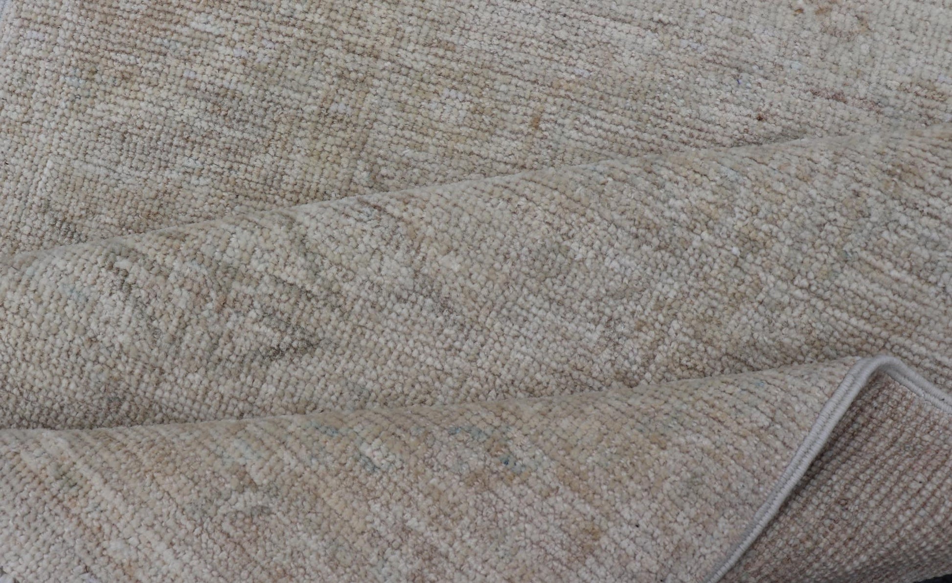 Modern Oushak in Light Gray Background & Blue with All - Over Medallion Motif. Country of Origin: Afghanistan; Type: Oushak; Design: Medallion, Tribal Medallion, All - Over; Keivan Woven Arts: rug AWR - 16786. 21st century. Measures: 2'10 x 5'4 - Keivan Woven ArtsAWR - 16786 - 24450Rugs