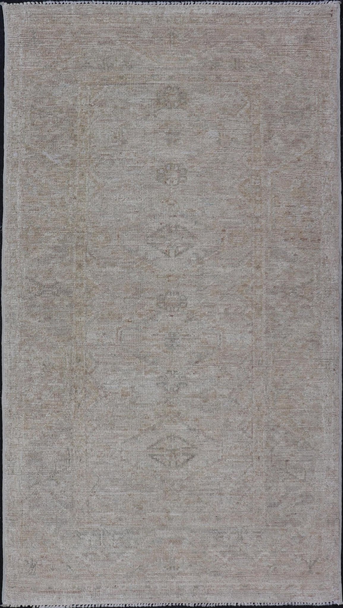 Modern Oushak in Light Gray Background & Blue with All - Over Medallion Motif. Country of Origin: Afghanistan; Type: Oushak; Design: Medallion, Tribal Medallion, All - Over; Keivan Woven Arts: rug AWR - 16786. 21st century. Measures: 2'10 x 5'4 - Keivan Woven ArtsAWR - 16786 - 24450Rugs