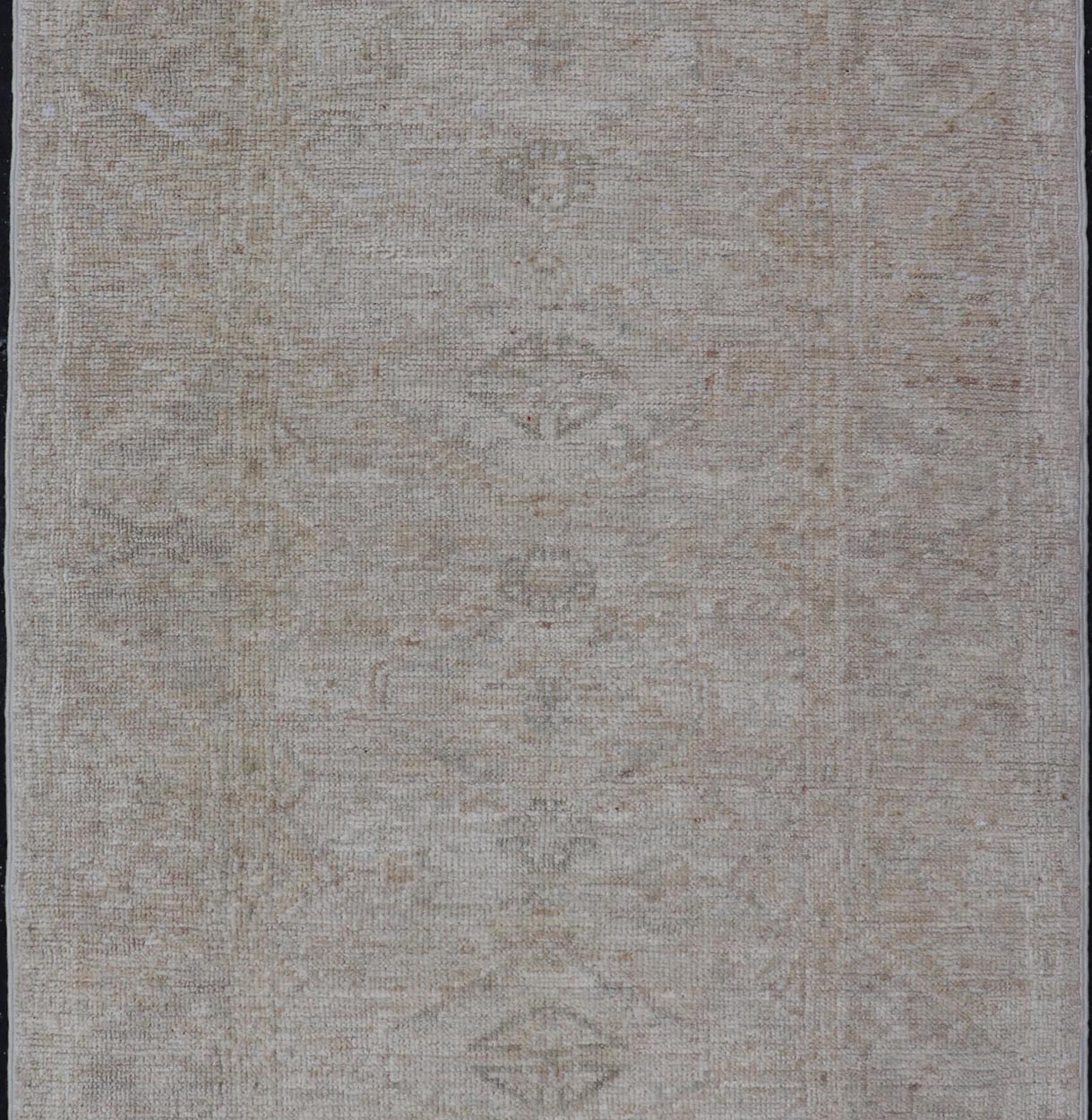 Modern Oushak in Light Gray Background & Blue with All - Over Medallion Motif. Country of Origin: Afghanistan; Type: Oushak; Design: Medallion, Tribal Medallion, All - Over; Keivan Woven Arts: rug AWR - 16786. 21st century. Measures: 2'10 x 5'4 - Keivan Woven ArtsAWR - 16786 - 24450Rugs