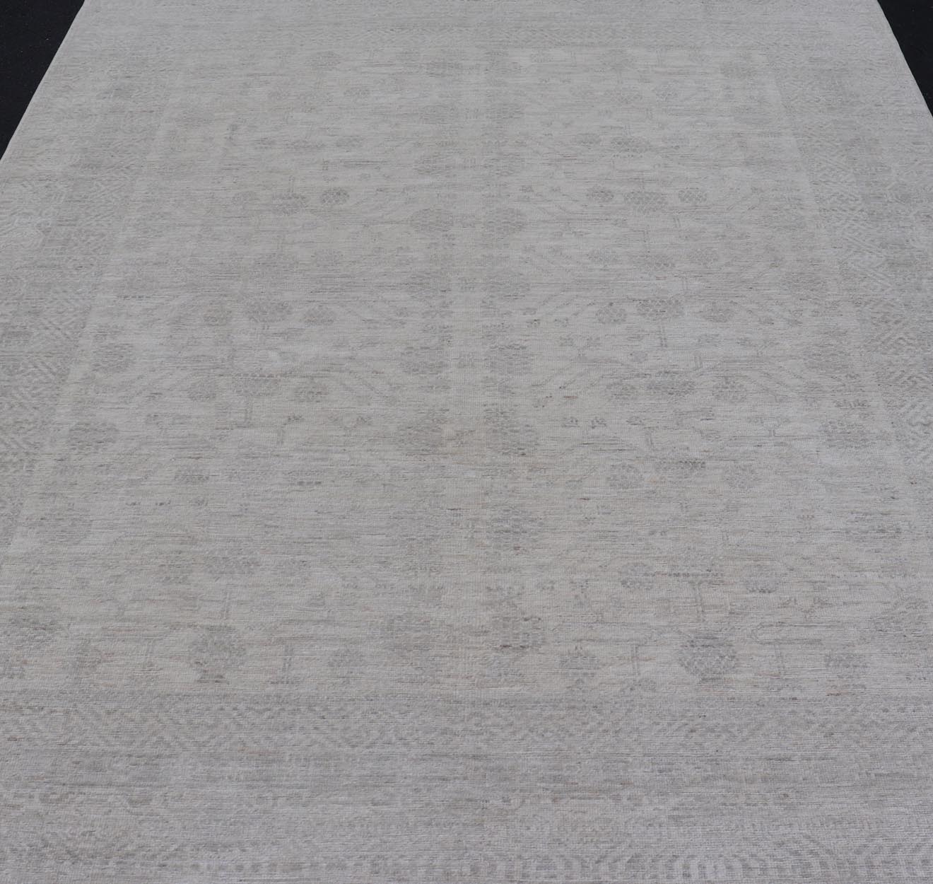 Modern All - Over Floral Khotan with Light Gray Background And Neutral Colors. Keivan Woven Arts rug AWR - 17900 Country of Origin: Afghanistan Type: Khotan Design: Floral, All - Over, Abstract Floral. Measures: 8'0 x 9'11 This Khotan was hand - knotted ... - Keivan Woven ArtsAWR - 17900 - 24922Rug