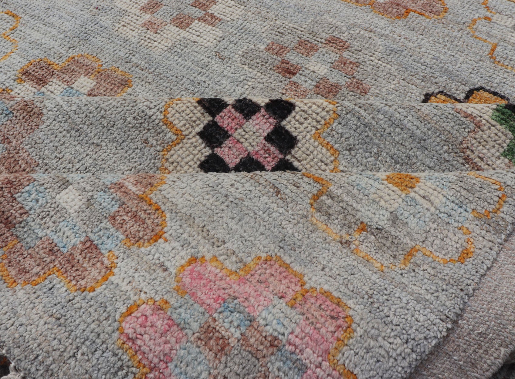 Modern Hand - Knotted Rug in Wool with Modern All - Over Flower Design On A Light Gray Field. Keivan Woven Arts; rug AWR - 4995, country of origin / type: Afghanistan / Modern Casual, circa Early - 21th Century. Measures: 9'9 x 11'6 This modern c... - Keivan Woven ArtsAWR - 4995 - 17142Rug