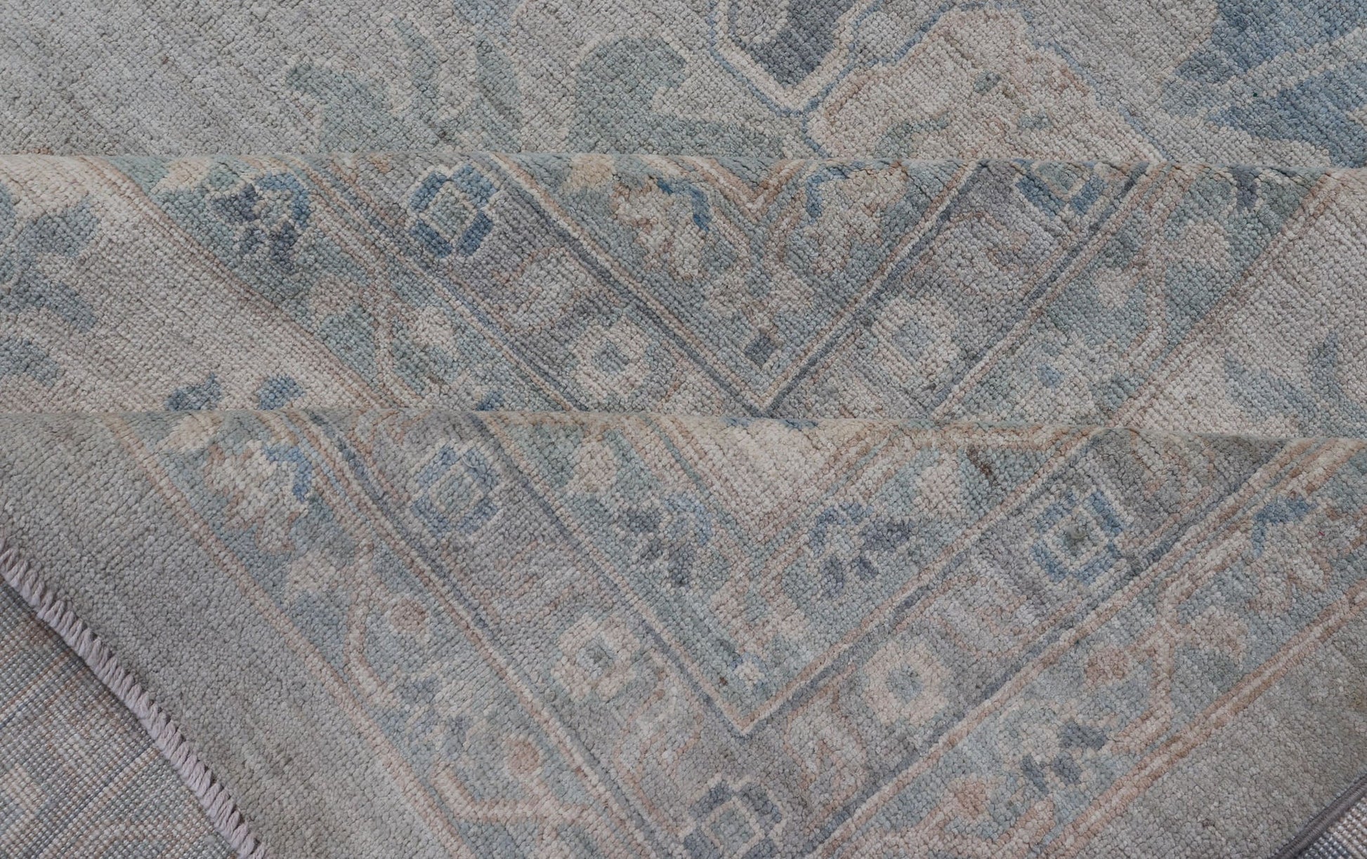 Large Modern Oushak Rug with Soft Floral Motifs on Light Gray Background Very Large Modern Afghan Oushak rug with soft floral motifs on light gray background. Keivan Woven Arts; rug AWR - 556 Country of Origin: Afghanistan Type: Oushak Design: Flo... - Keivan Woven ArtsAWR - 556 - 21331Rug