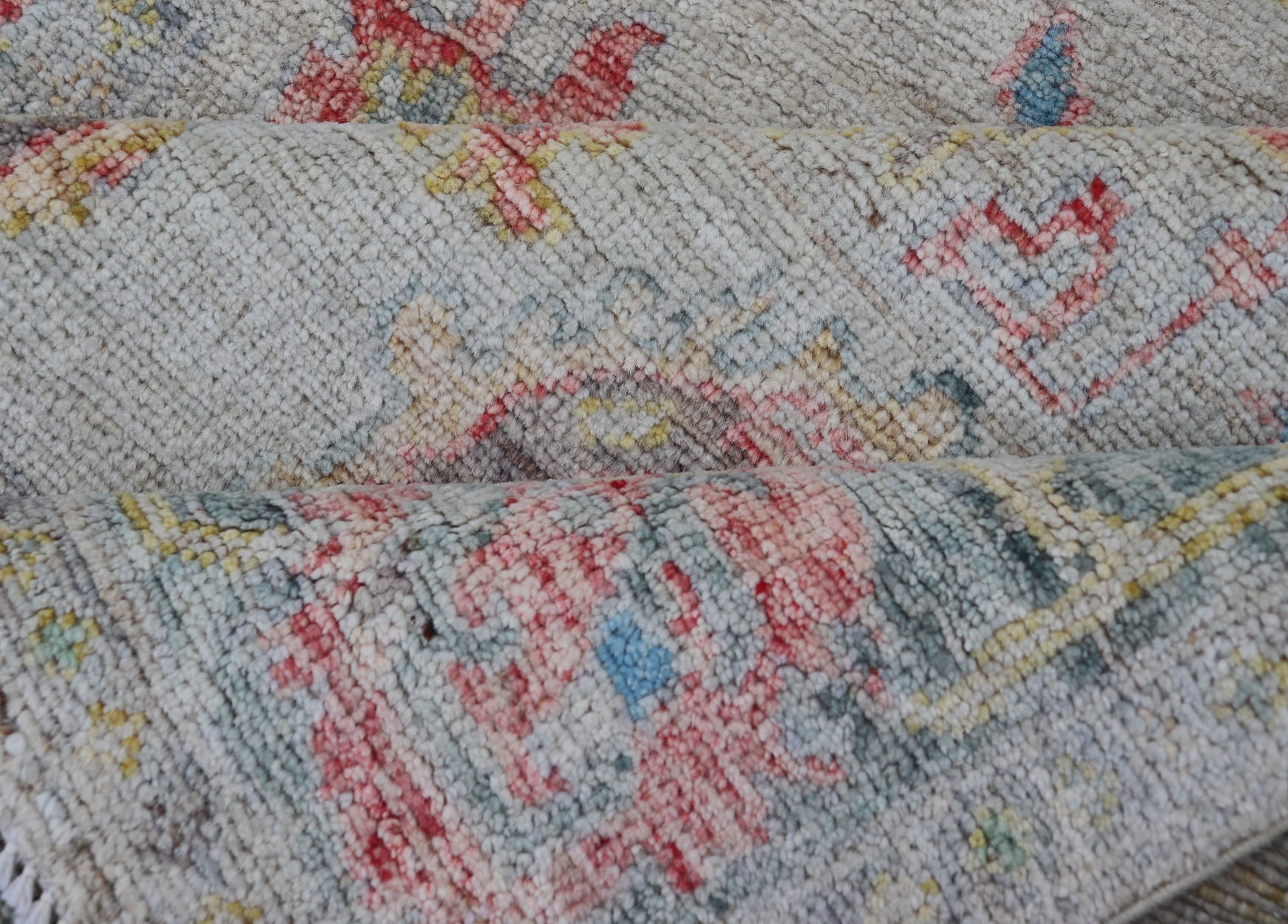 Modern All - Over Floral Oushak with Muted Background and Accent Colors. Measures: 4'2 x 6'2 Modern All - Over Floral Oushak with Muted Background and Accent Colors. Keivan Woven Arts: rug AWR - 6825 Country of Origin: Afghanistan Type: Oushak Design... - Keivan Woven ArtsAWR - 6825 - 23193Rug