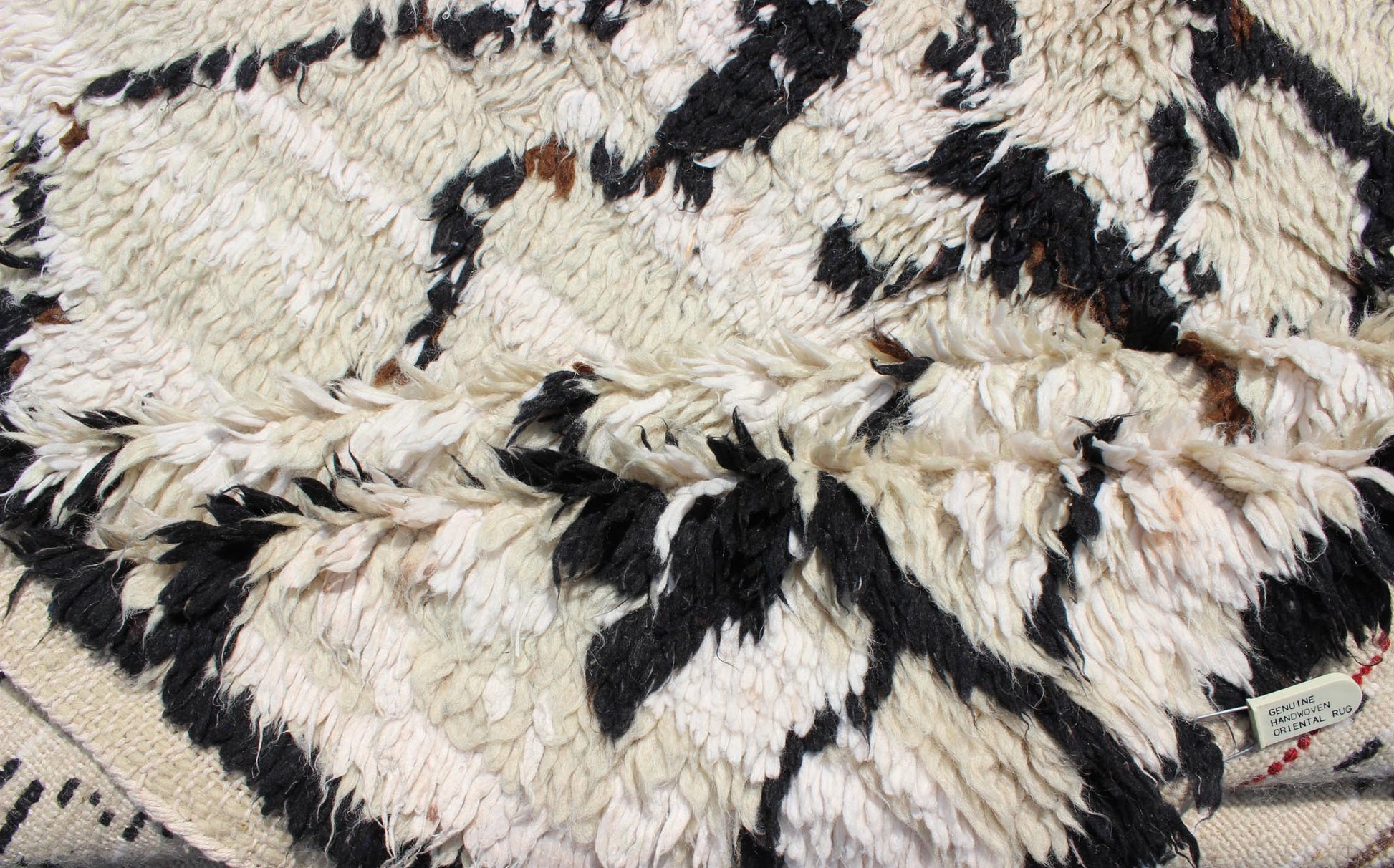 Vintage Moroccan Azilal Rug in White/Cream and Black for Modern Interiors This exquisite piece features a graphic handwoven Berber design with randomly drawn highlights, this piece is packed with motifs and symbols. The white or ivory colors are... - Keivan Woven ArtsBDS - 136622 - 7279Rug