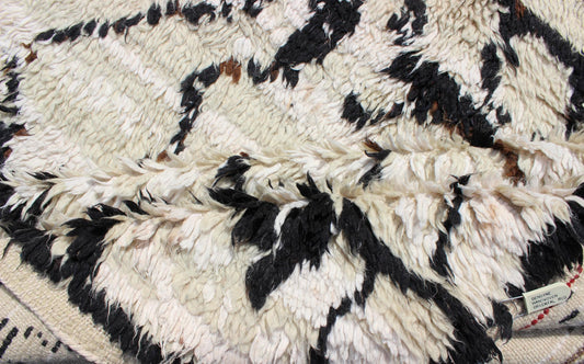 Vintage Moroccan Azilal Rug in White/Cream and Black for Modern Interiors This exquisite piece features a graphic handwoven Berber design with randomly drawn highlights, this piece is packed with motifs and symbols. The white or ivory colors are... - Keivan Woven ArtsBDS - 136622 - 7279Rug