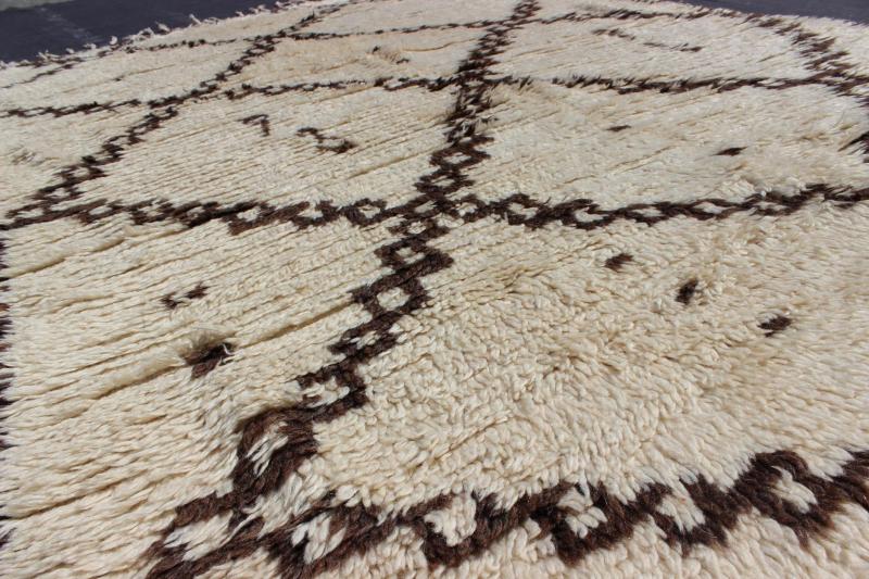 White Background Mid - Century Moroccan Azilal Rug with Brown Diamond Design Measures: 4'10'' x 7'0''. This graphic handwoven, tribal Beni Ourain rug features an all - over design of large, interconnected diamond shapes, some of which host tribal... - Keivan Woven ArtsBDS - 136623 - 7283Rug