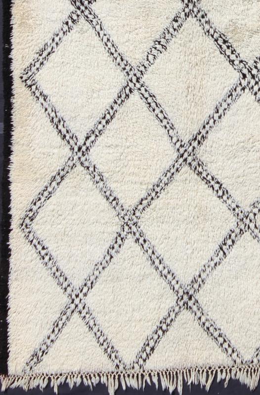 Large White Background Vintage Beni Ourain Moroccan Rug with Charcoal Diamonds Measures: 6'6'' x 11'0''. This graphic handwoven, tribal Beni Ourain rug features an all - over design of large, interconnected diamond shapes; three of which stand ... - Keivan Woven ArtsBDS - 136630 - 7291Rug