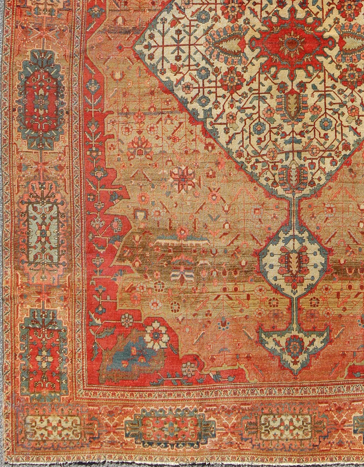 Antique Persian Feraghan Sarouk Fine Rug in variegated tones Antique Persian Sarouk Feraghan rug, Keivan Woven Arts / rug C - 0921, country of origin / type: Iran / Feraghan Sarouk, Sarouk Feraghan , circa 1890. Measures: 8'6 x 12'2 ... - Keivan Woven ArtsC - 0921 - 637Rug