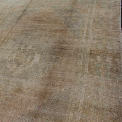 Faded Vintage Turkish Oushak Rug With Medallion Design in Taupe, Tan, Gray. Keivan Woven Arts / rug CA - 12945, country of origin / type: Turkey / Oushak, circa mid - 20th century Measures: 5'10 x 9'7. This faded vintage Oushak rug (circa mid - 20th c... - Keivan Woven ArtsCA - 12945 - 3068Rug