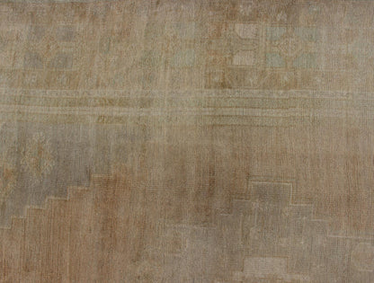 Faded Vintage Turkish Oushak Rug With Medallion Design in Taupe, Tan, Gray. Keivan Woven Arts / rug CA - 12945, country of origin / type: Turkey / Oushak, circa mid - 20th century Measures: 5'10 x 9'7. This faded vintage Oushak rug (circa mid - 20th c... - Keivan Woven ArtsCA - 12945 - 3068Rug
