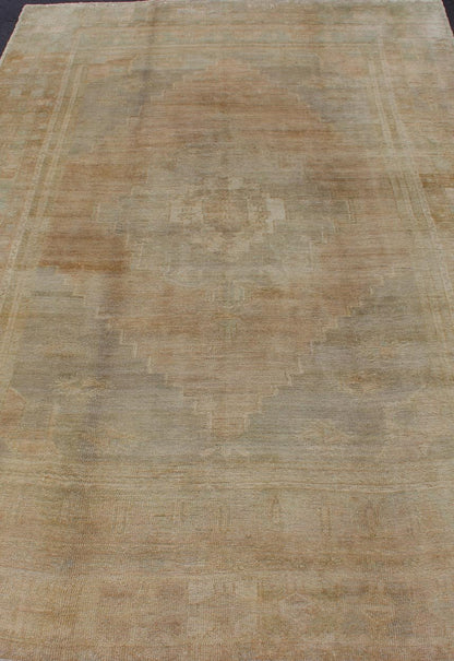Faded Vintage Turkish Oushak Rug With Medallion Design in Taupe, Tan, Gray. Keivan Woven Arts / rug CA - 12945, country of origin / type: Turkey / Oushak, circa mid - 20th century Measures: 5'10 x 9'7. This faded vintage Oushak rug (circa mid - 20th c... - Keivan Woven ArtsCA - 12945 - 3068Rug