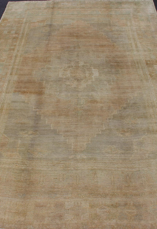 Faded Vintage Turkish Oushak Rug With Medallion Design in Taupe, Tan, Gray. Keivan Woven Arts / rug CA - 12945, country of origin / type: Turkey / Oushak, circa mid - 20th century Measures: 5'10 x 9'7. This faded vintage Oushak rug (circa mid - 20th c... - Keivan Woven ArtsCA - 12945 - 3068Rug