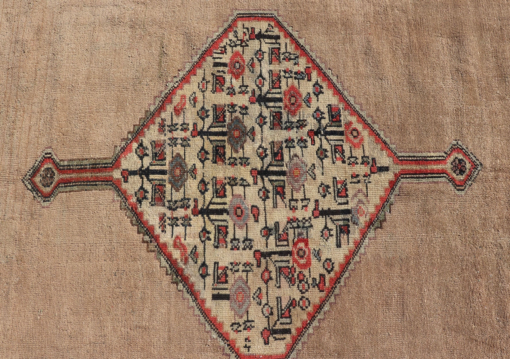 Geometric design Serab antique runner from Persia in multicolored Tones, rug EB - 200641, country of origin / type: Iran / Serab, circa 1910. This handwoven, antique Persian Serab rug features a central field imbued with an stretched medallion. A ... - Keivan Woven ArtsEB - 200641 - 12857Rug