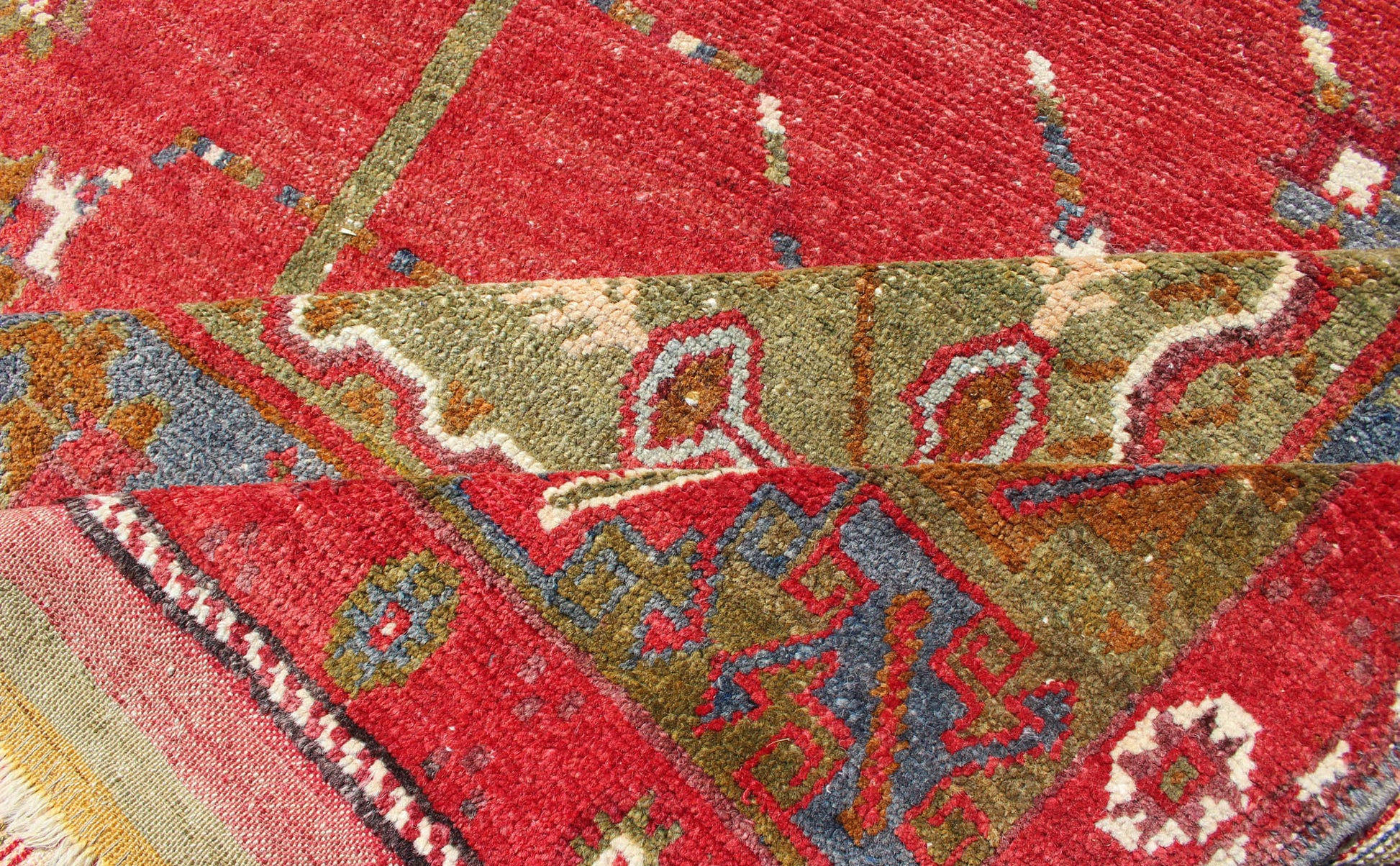 Antique Turkish Medallion Oushak Rug in Red, Green and Blue. Green, blue and red tribal medallion design antique Oushak rug from 1930's Turkey, Keivan Woven Arts / rug#EMA - 7531, country of origin / type: Turkey / Oushak, circa 1930. Mea... - Keivan Woven ArtsEMA - 7531 - 9346Rug