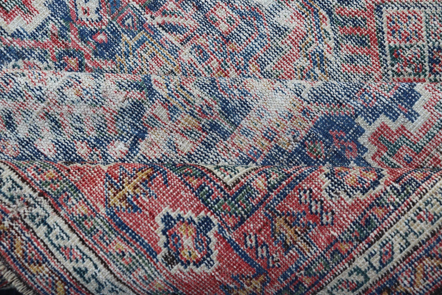 Measures: 4'0 x 6'1 This exquisite antique Persian Mahal rug embodies the ethereal beauty of time - worn elegance, featuring a faded color palette that speaks to its rich history and enduring craftsmanship. The rug's central field showcases a subtle ... - Keivan Woven ArtsEMB - 22283 - 27367Rug