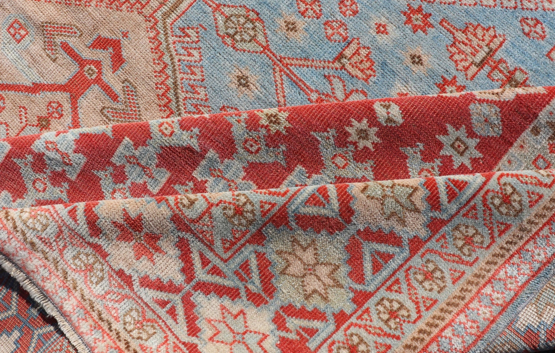 Antique Persian Qashqai Shiraz Tribal Rug with Latch Hooked Diamond Design. Keivan Woven Arts / rug EMB - 9568 - P13587, country of origin / type: Iran / Qashqai, circa 1910. This antique Persian Shiraz rug has been hand - knotted in wool and features... - Keivan Woven ArtsEMB - 9568 - P13587 - 14940Rug