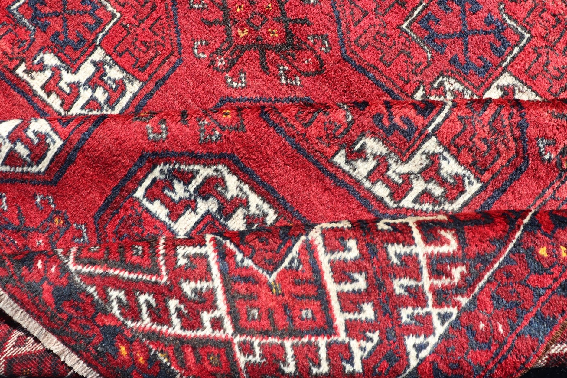 Hand - Knotted Vintage Turkomen Ersari Rug in Wool with Repeating Gul Design. Hand - Knotted Red vintage Ersari Rug with Gul Design, Keivan Woven Arts; rug EMB - 9651 - P13595, country of origin / type: Turkestan / Ersari, circa 1940s. Measures: 7'3 x 1... - Keivan Woven ArtsEMB - 9648 - P13545 - 16097Rug