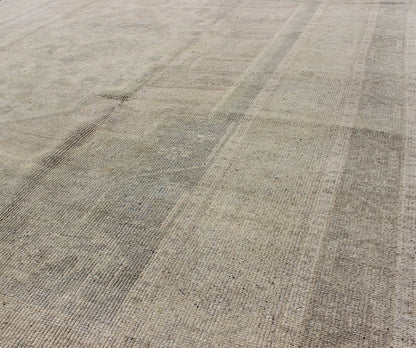 Turkish Oushak Rug with Neutral Color Characterized by a comely aesthetic and highly representative of light Oushaks, this vintage carpet beautifully integrates neutral compositions to decorate a calm and serene room. This rug features a subtle ... - Keivan Woven ArtsEN - 10081 - 5520Rug