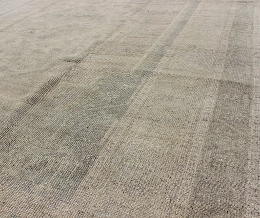 Turkish Oushak Rug with Neutral Color Characterized by a comely aesthetic and highly representative of light Oushaks, this vintage carpet beautifully integrates neutral compositions to decorate a calm and serene room. This rug features a subtle ... - Keivan Woven ArtsEN - 10081 - 5520Rug