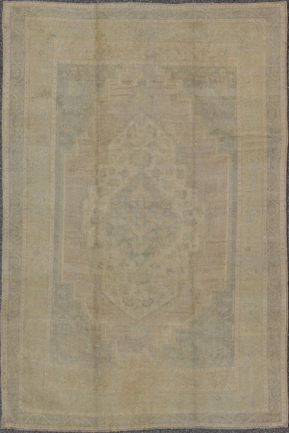Turkish Oushak Rug with Neutral Color Characterized by a comely aesthetic and highly representative of light Oushaks, this vintage carpet beautifully integrates neutral compositions to decorate a calm and serene room. This rug features a subtle ... - Keivan Woven ArtsEN - 10081 - 5520Rug