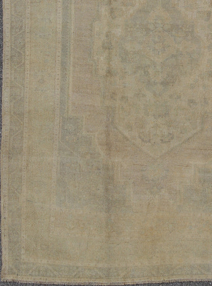 Turkish Oushak Rug with Neutral Color Characterized by a comely aesthetic and highly representative of light Oushaks, this vintage carpet beautifully integrates neutral compositions to decorate a calm and serene room. This rug features a subtle ... - Keivan Woven ArtsEN - 10081 - 5520Rug