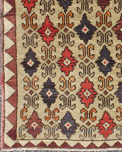 Colorful Midcentury Turkish Tulu Rug with Repeating Design Set on Wheat Field kwarugs Colorful midcentury Turkish Tulu rug with Repeating design set on wheat field, rug en - 1023, country of origin type: Turkey Oushak, circa 1950. This Tulu... - Keivan Woven ArtsEN - 1023 - 4462Rug