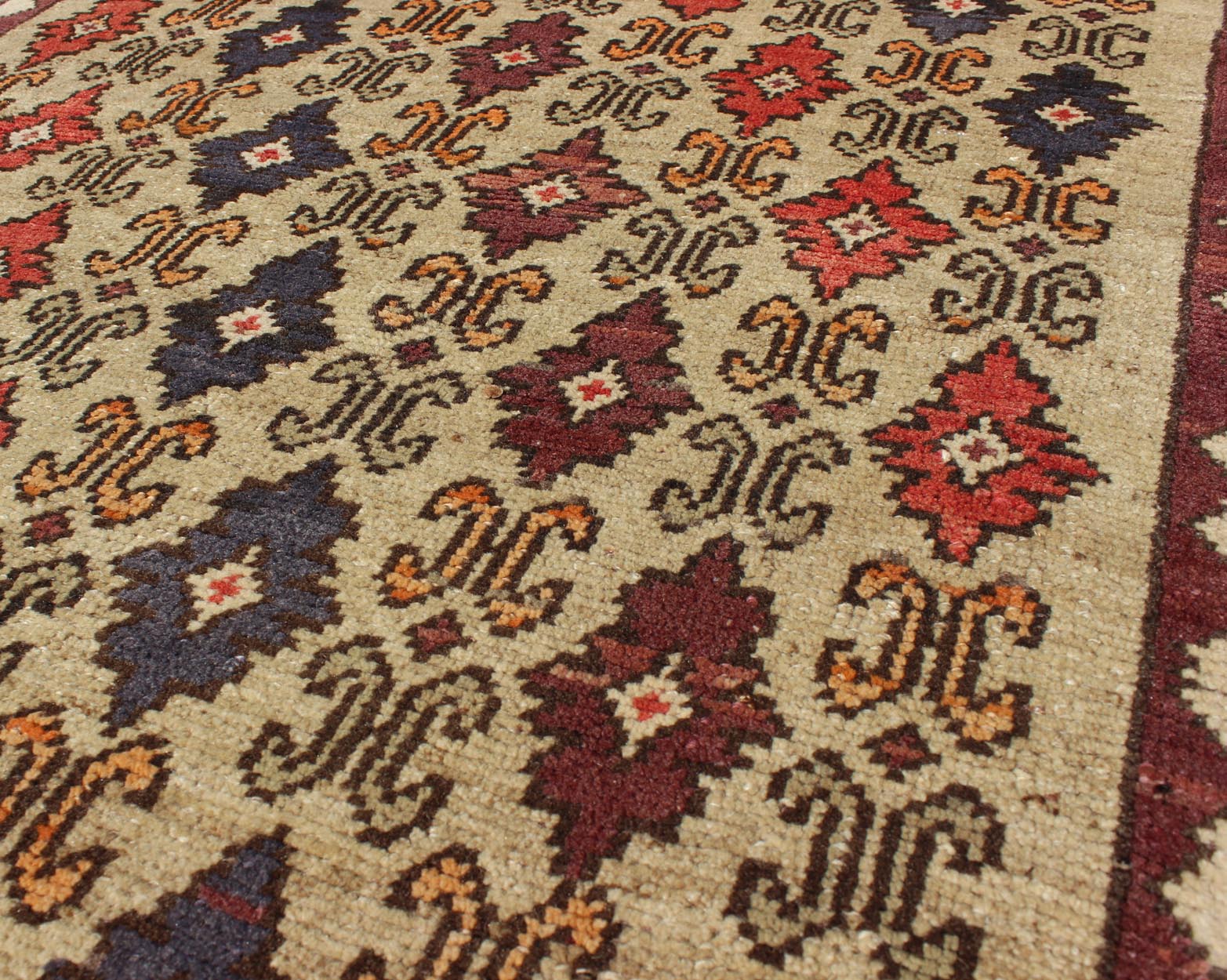 Colorful Midcentury Turkish Tulu Rug with Repeating Design Set on Wheat Field kwarugs Colorful midcentury Turkish Tulu rug with Repeating design set on wheat field, rug en - 1023, country of origin type: Turkey Oushak, circa 1950. This Tulu... - Keivan Woven ArtsEN - 1023 - 4462Rug