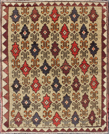 Colorful Midcentury Turkish Tulu Rug with Repeating Design Set on Wheat Field kwarugs Colorful midcentury Turkish Tulu rug with Repeating design set on wheat field, rug en - 1023, country of origin type: Turkey Oushak, circa 1950. This Tulu... - Keivan Woven ArtsEN - 1023 - 4462Rug