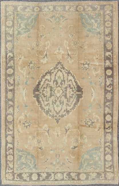 Elegant Vintage Turkish Oushak Rug with Floral Medallion Design kwarugs Elegant vintage Turkish Oushak rug with floral medallion design, rug en - 1052, country of origin / type: Turkey / Oushak, circa 1940. This beautiful vintage rug from m... - Keivan Woven ArtsEN - 1052 - 5444Rug