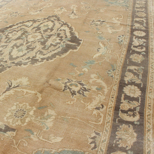 Elegant Vintage Turkish Oushak Rug with Floral Medallion Design kwarugs Elegant vintage Turkish Oushak rug with floral medallion design, rug en - 1052, country of origin / type: Turkey / Oushak, circa 1940. This beautiful vintage rug from m... - Keivan Woven ArtsEN - 1052 - 5444