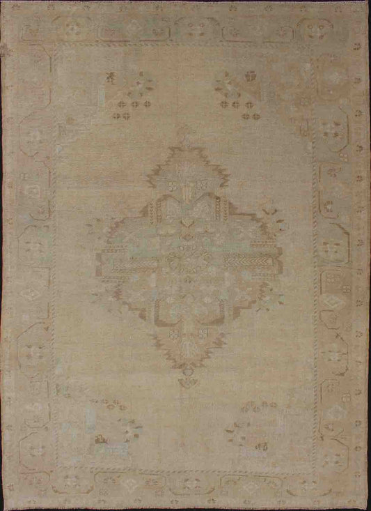 Vintage Turkish Oushak Rug with Medallion Design in Camel, Taupe, and Tan Medallion design Turkish vintage rug in neutral tones, Keivan Woven Arts / rug en - 10651, country of origin / type: Turkey / Oushak, circa 1940. This vintage Turkis... - Keivan Woven ArtsEN - 10651 - 10928Rug