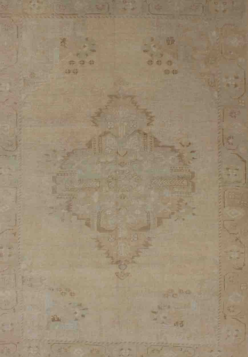 Vintage Turkish Oushak Rug with Medallion Design in Camel, Taupe, and Tan Medallion design Turkish vintage rug in neutral tones, Keivan Woven Arts / rug en - 10651, country of origin / type: Turkey / Oushak, circa 1940. This vintage Turkis... - Keivan Woven ArtsEN - 10651 - 10928Rug