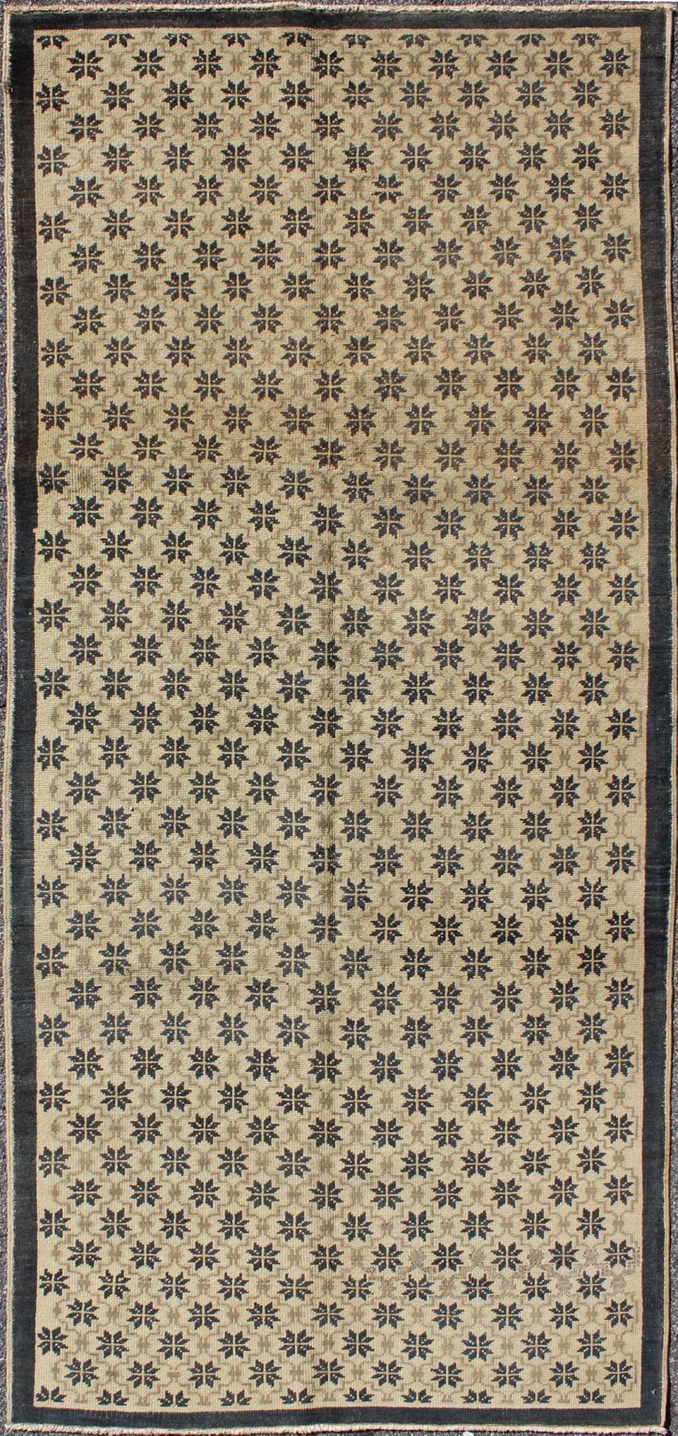 Onyx and cream vintage Turkish Oushak rug with latticework and Poinsettia shapes, rug en - 108, country of origin / type: Turkey / Oushak, circa 1940 This unique Turkish Oushak runner features an all - over design of vibrant poinsettia shapes, frame... - Keivan Woven ArtsEN - 108 - 3457Rug