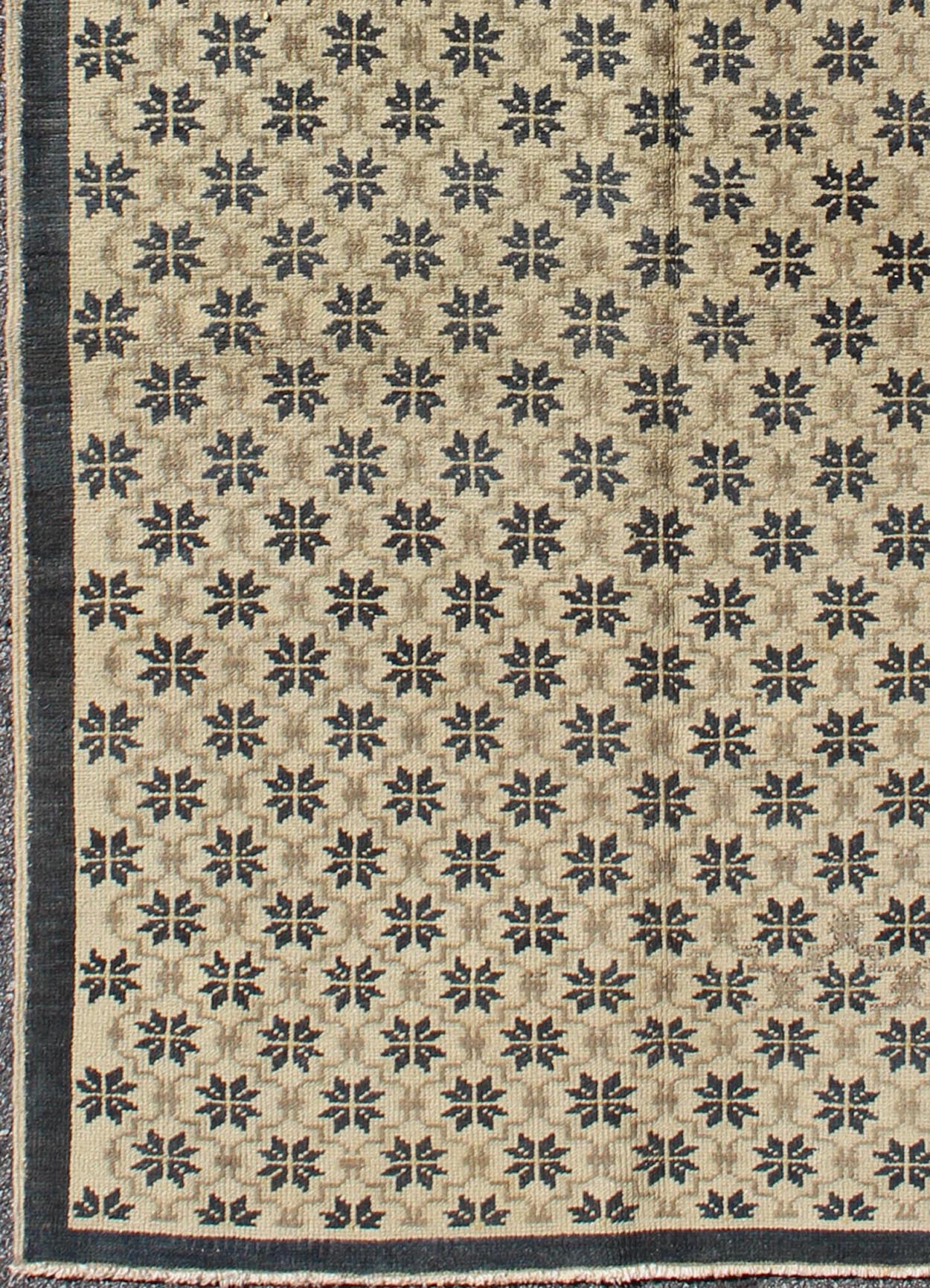 Onyx and cream vintage Turkish Oushak rug with latticework and Poinsettia shapes, rug en - 108, country of origin / type: Turkey / Oushak, circa 1940 This unique Turkish Oushak runner features an all - over design of vibrant poinsettia shapes, frame... - Keivan Woven ArtsEN - 108 - 3457Rug